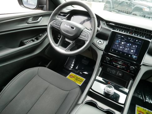 Used 2024 Jeep Grand Cherokee Laredo w/ Luxury Tech Group I AWD/4WD image 9