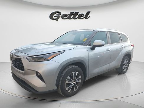 Used 2023 Toyota Highlander XLE FWD image 2
