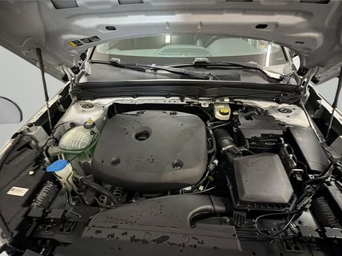 Used 2022 Volvo XC40 T5 R-Design AWD/4WD image 9