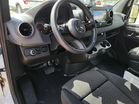 Used 2025 Mercedes-Benz Sprinter 2500 image 18