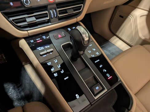 Used 2025 Porsche Macan image 37