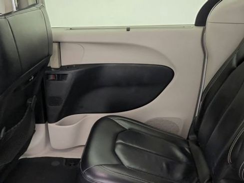 Used 2022 Chrysler Pacifica Touring-L FWD image 35