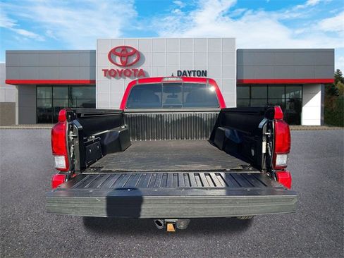 Used 2017 Toyota Tacoma TRD Sport image 10