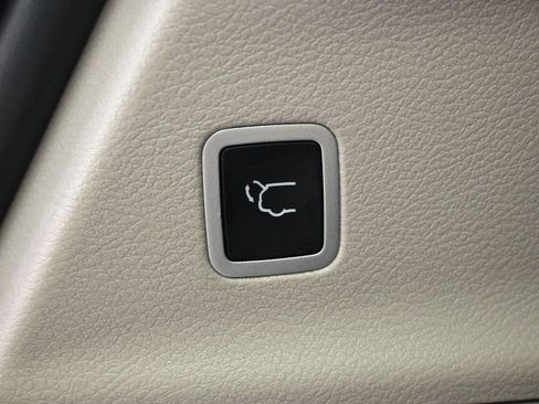 Used 2024 Chrysler Pacifica Touring-L image 16