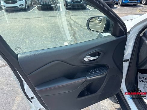 Used 2014 Jeep Cherokee Trailhawk w/ Cold Weather Group AWD/4WD image 12