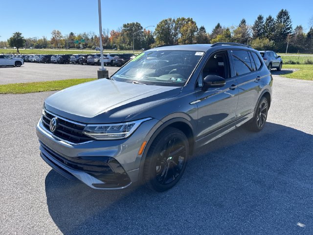 Certified 2023 Volkswagen Tiguan SE R-Line AWD/4WD image 3