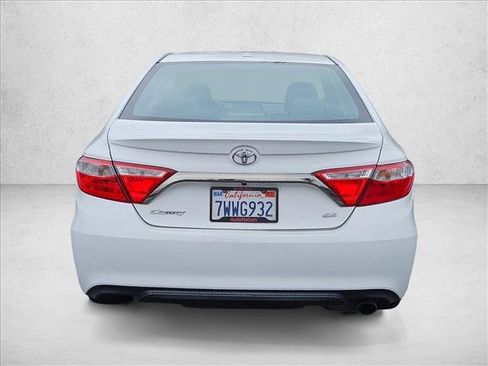 Used 2017 Toyota Camry SE w/ Moonroof Package FWD image 6