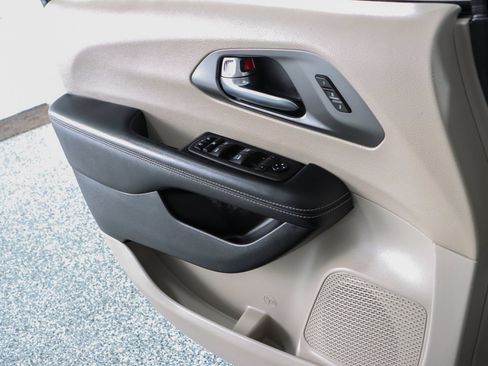 Used 2023 Chrysler Pacifica Touring-L FWD image 21