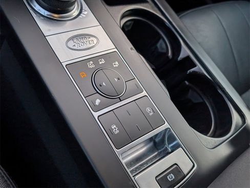 Used 2019 Land Rover Discovery SE image 19