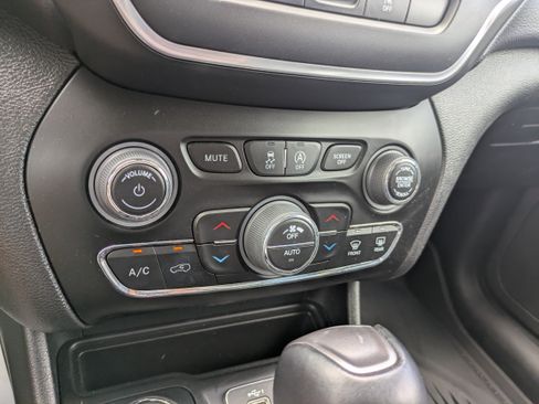 Used 2022 Jeep Cherokee Latitude Lux w/ Mopar Interior Package image 14