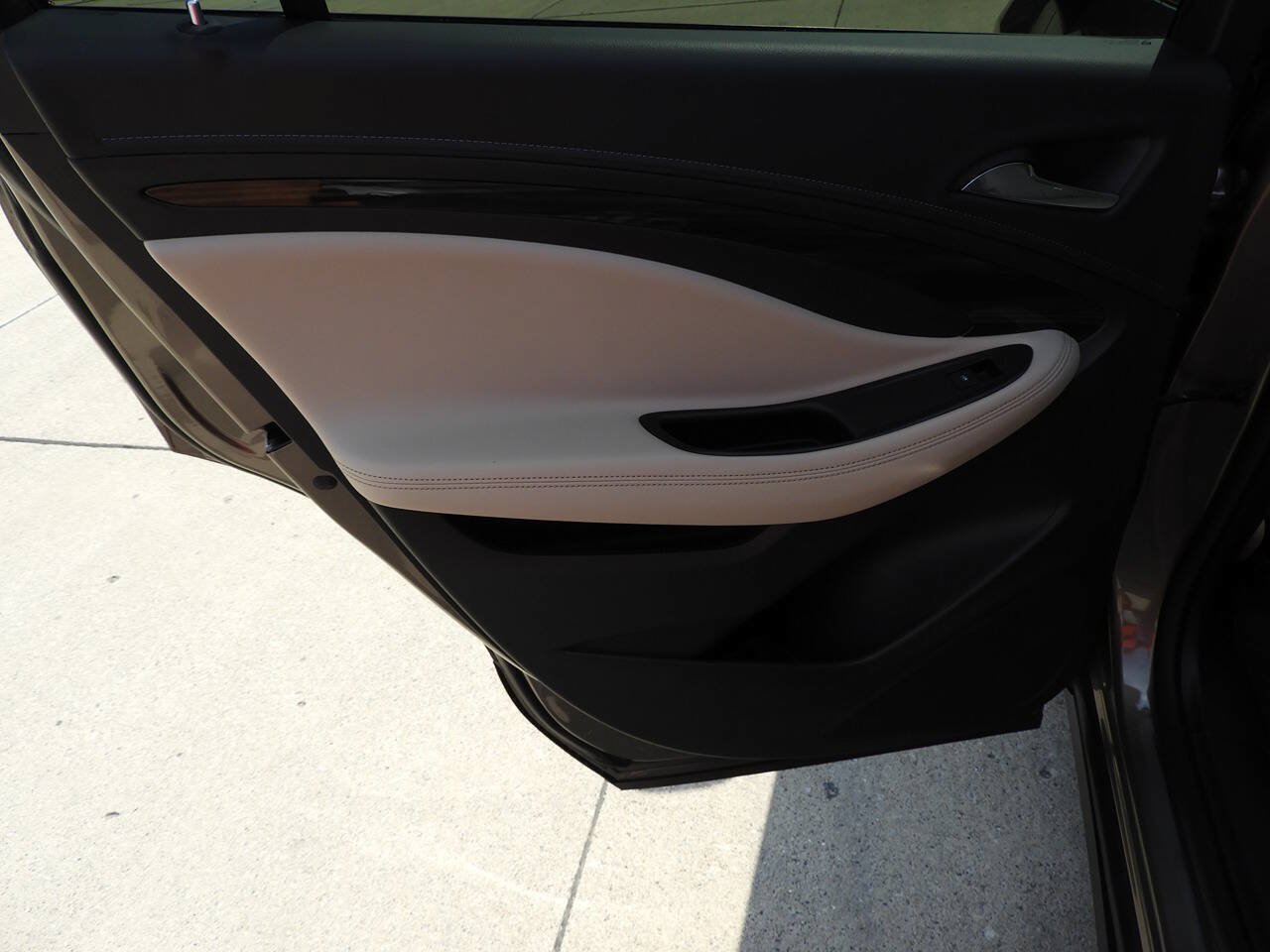Used 2019 Buick Envision Essence AWD/4WD image 24