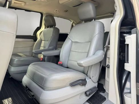 Used 2012 Volkswagen Routan SEL FWD image 19