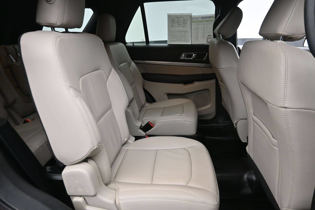 Used 2018 Ford Explorer XLT w/ Equipment Group 202A AWD/4WD image 10