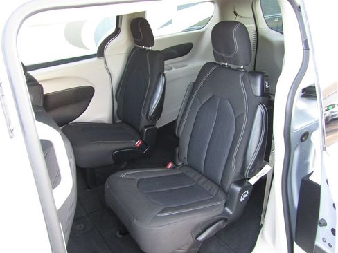 Used 2022 Chrysler Voyager LX FWD image 5