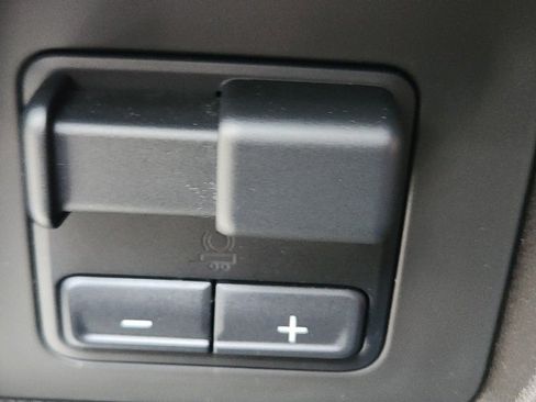 Used 2024 Chevrolet Colorado Z71 w/ Z71 Convenience Package 2 image 19