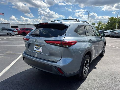 Used 2022 Toyota Highlander XLE AWD/4WD image 6