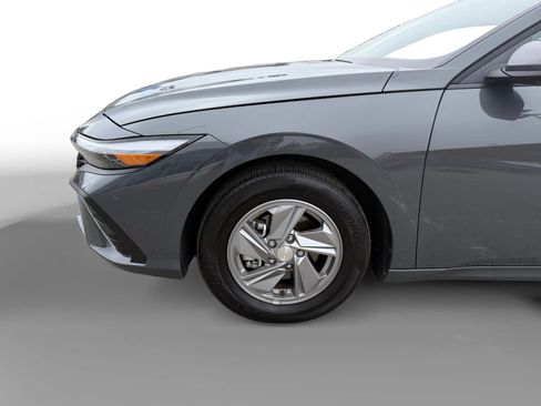Certified 2024 Hyundai Elantra SE FWD image 9