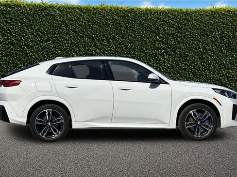 Used 2025 BMW X2 xDrive28i w/ M Sport Package AWD/4WD image 3