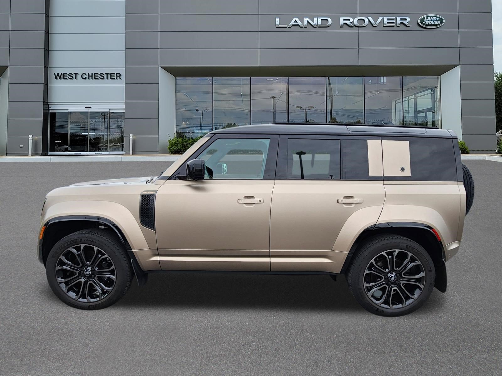 Certified 2025 Land Rover Defender 110 AWD/4WD image 5