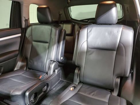 Used 2019 Toyota Highlander XLE image 11