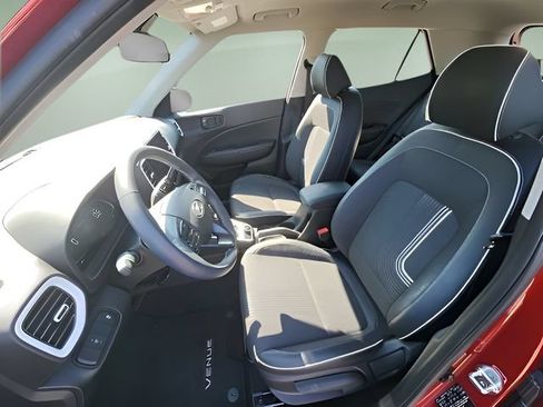 Used 2024 Hyundai Venue Limited FWD image 11