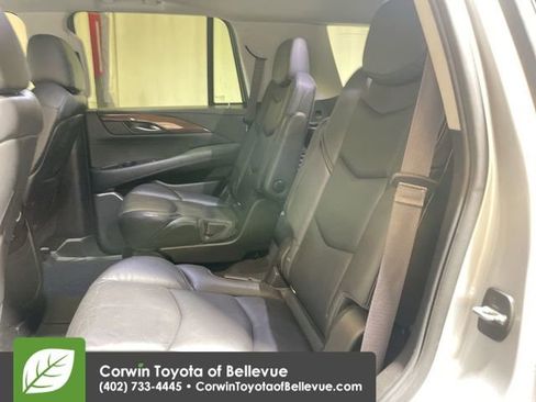 Used 2016 Cadillac Escalade Luxury image 23