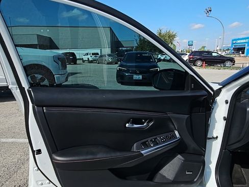 Used 2024 Nissan Sentra SR w/ SR Premium Package image 11