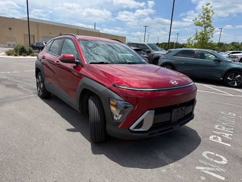 Used 2024 Hyundai Kona SEL AWD/4WD image 3