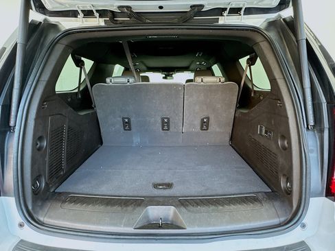 Used 2023 GMC Yukon XL SLT w/ SLT Premium Package image 18