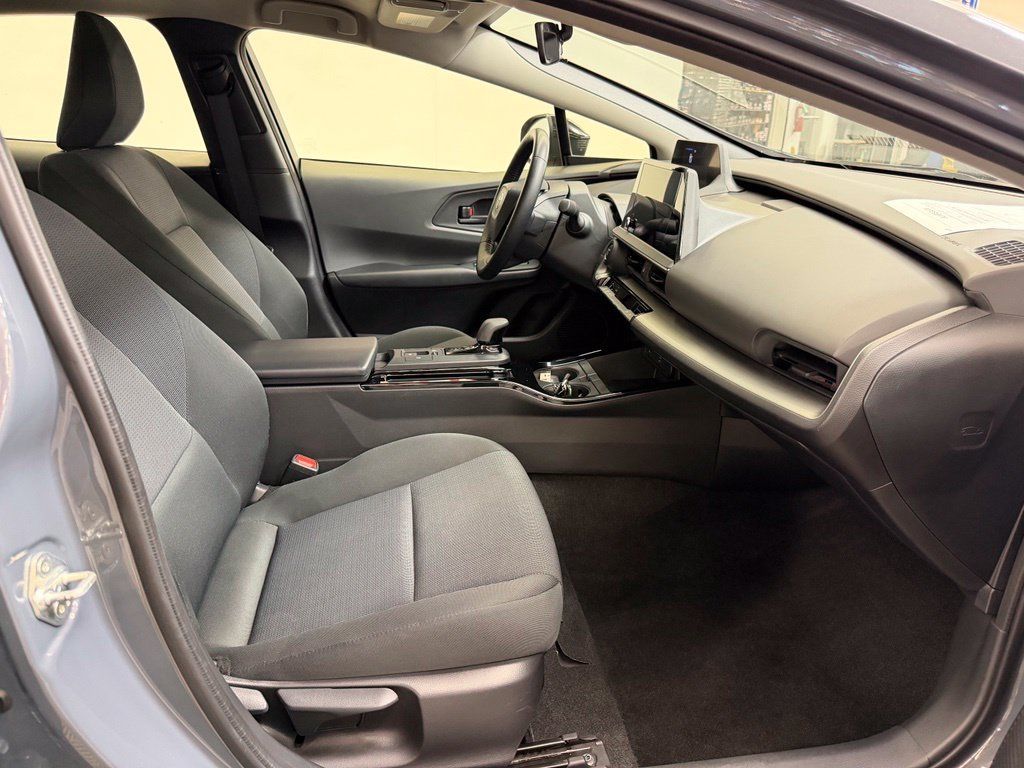 Used 2025 Toyota Prius LE FWD image 9
