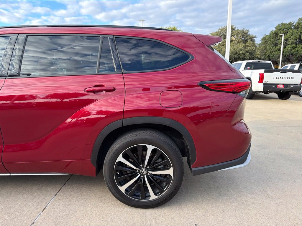 Used 2022 Toyota Highlander XSE FWD image 3