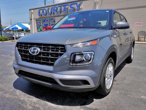 Used 2025 Hyundai Venue SE FWD image 2