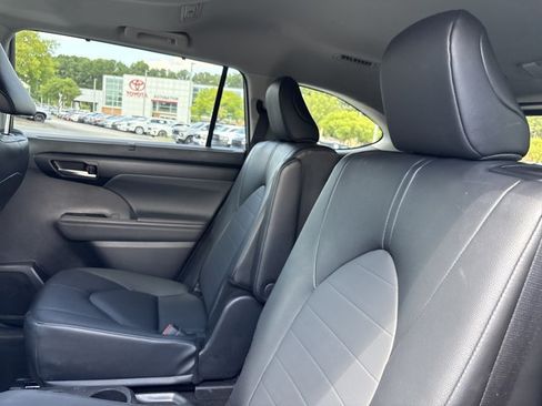 Used 2025 Toyota Highlander XLE AWD/4WD image 24