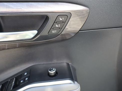 Used 2020 Toyota Highlander Limited FWD image 12