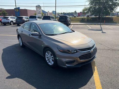 Used 2017 Chevrolet Malibu LT FWD image 3