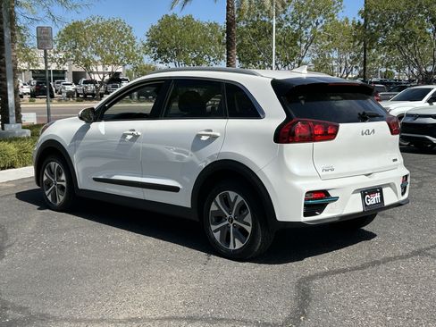 Used 2022 Kia Niro EX w/ Cold Weather Package FWD image 3