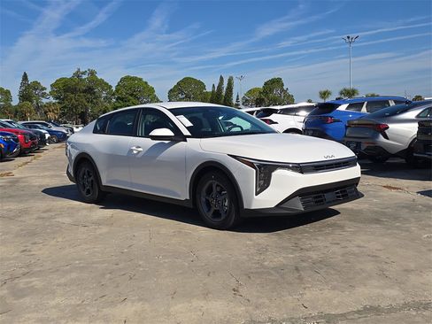 New 2025 Kia K4 LXS image 2