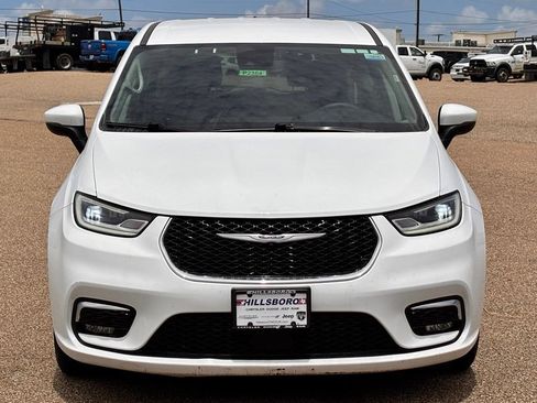 Used 2023 Chrysler Pacifica Touring-L FWD image 5