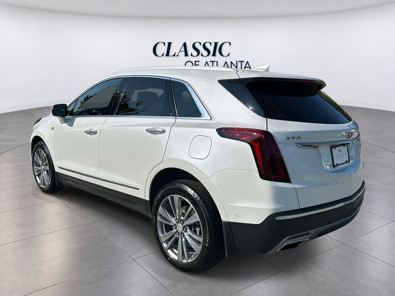 Certified 2025 Cadillac XT5 Premium Luxury w/ Technology Package FWD image 3