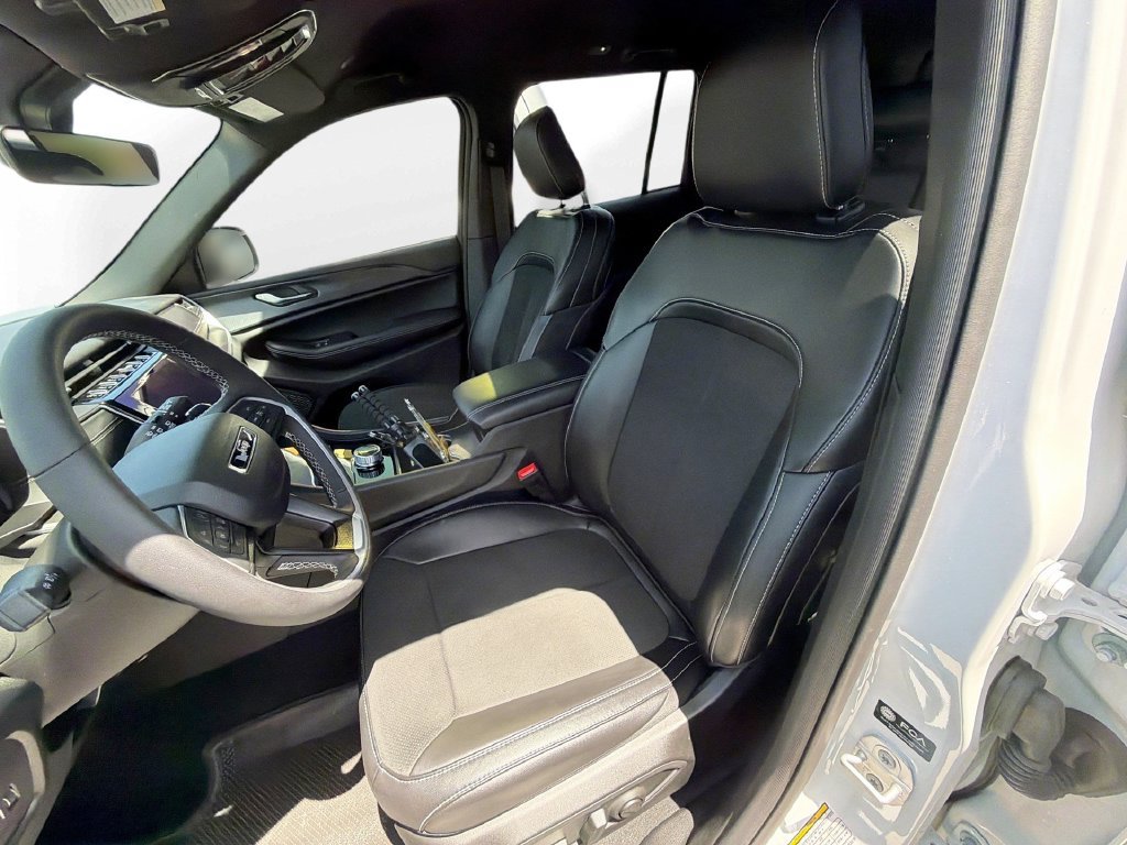 Used 2025 Jeep Grand Cherokee Altitude RWD image 13