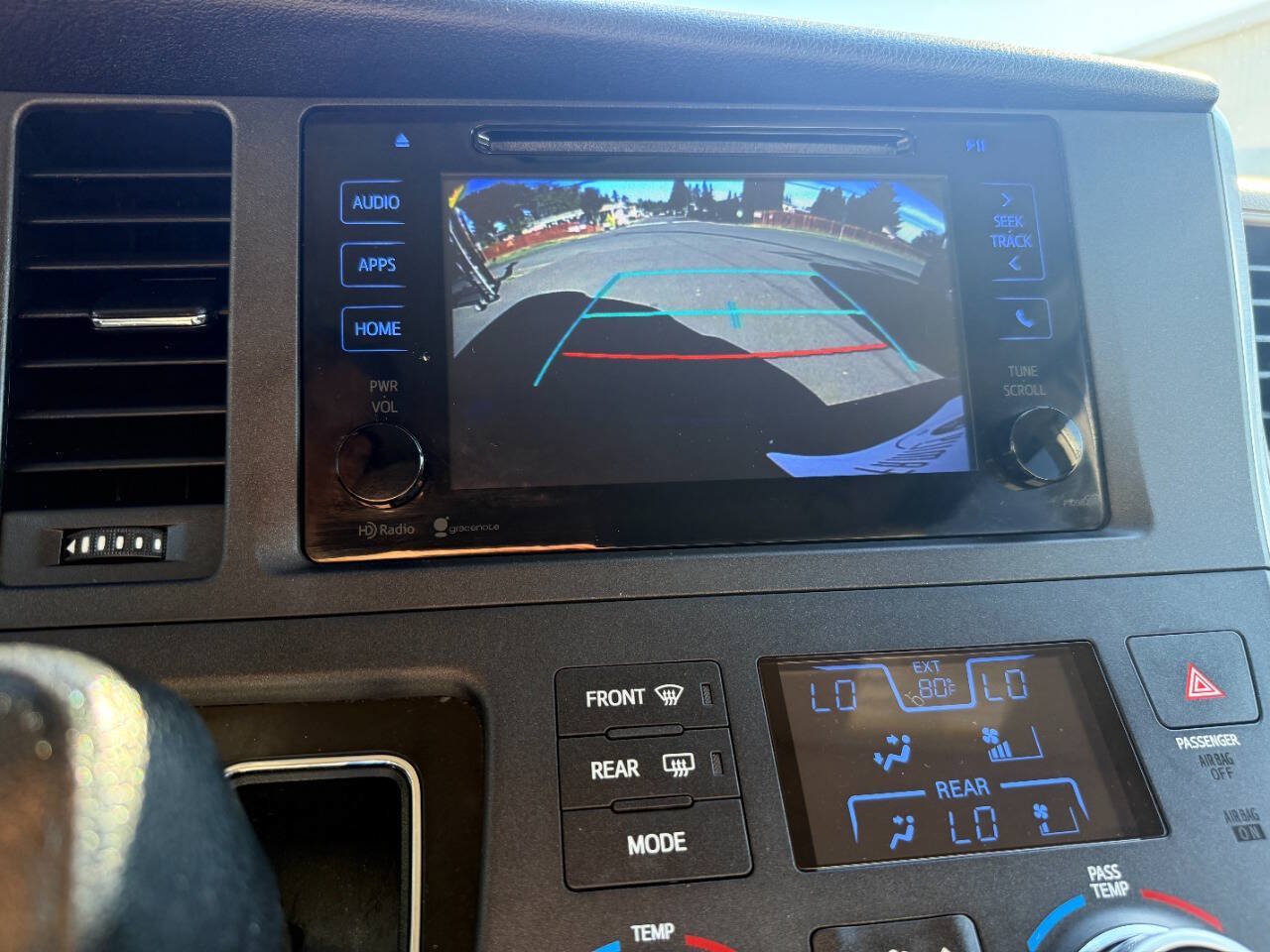 Used 2015 Toyota Sienna LE FWD image 23