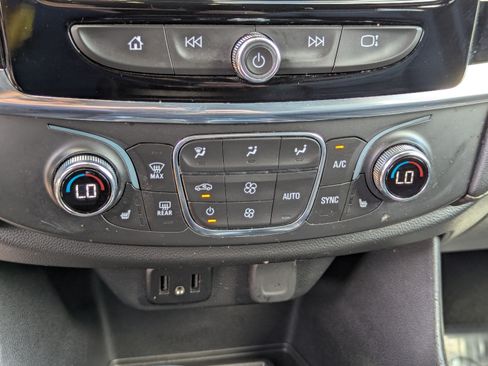 Used 2023 Chevrolet Traverse LT FWD image 28
