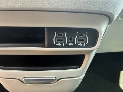 Used 2024 Chrysler Pacifica Touring-L FWD image 22