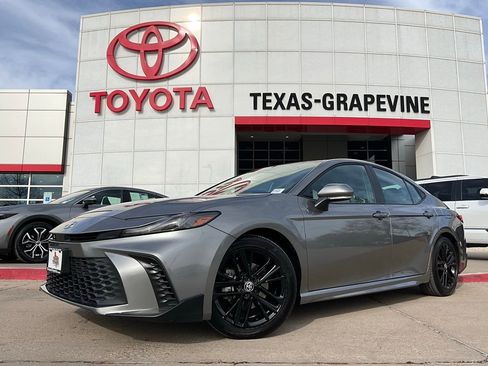 Used 2025 Toyota Camry SE image 2