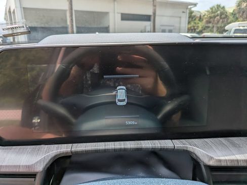 Used 2025 Kia Telluride EX w/ EX Captain's Chair Package FWD image 32