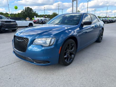 Used 2022 Chrysler 300 Touring w/ Sport Appearance Package RWD image 4