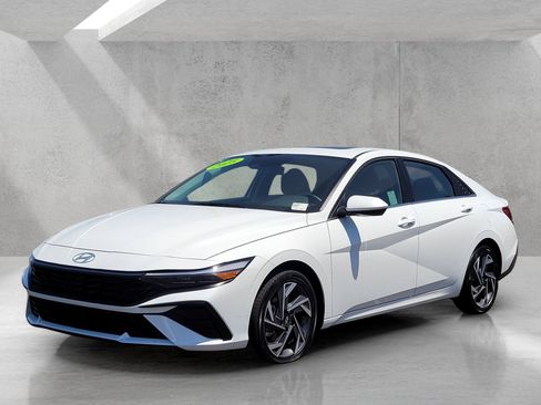 Used 2025 Hyundai Elantra SEL FWD image 9