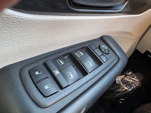 Used 2024 Chrysler Pacifica Touring-L FWD image 28