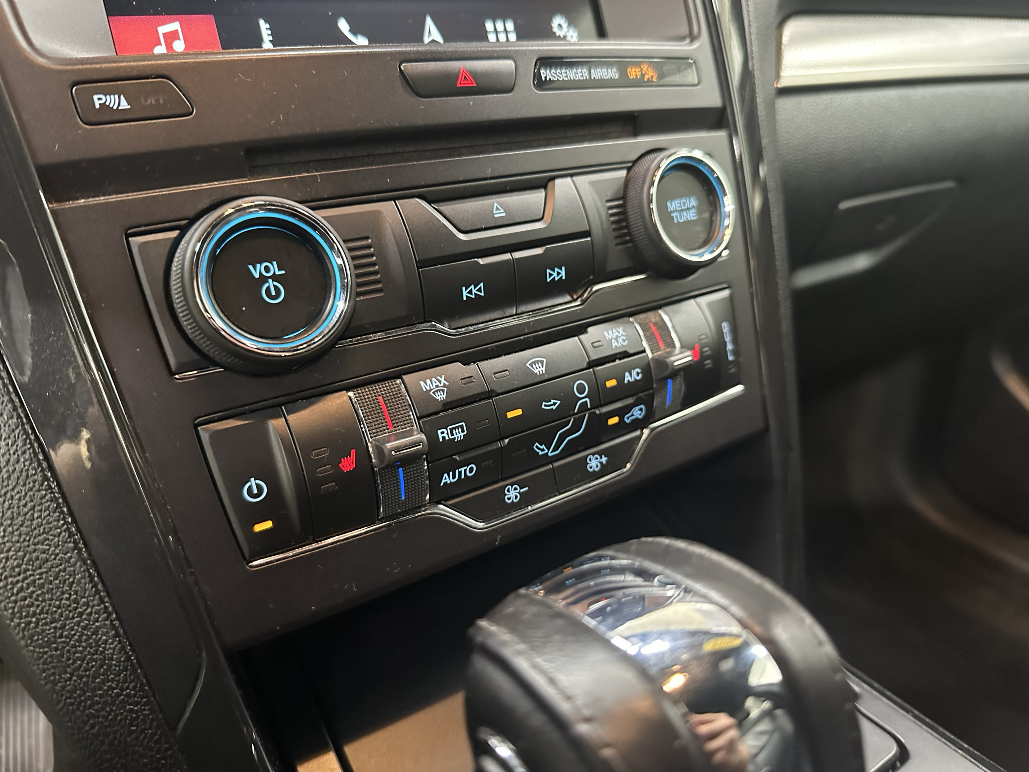 Used 2018 Ford Explorer XLT w/ Equipment Group 202A AWD/4WD image 26