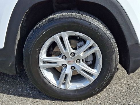 Used 2024 GMC Terrain SLE w/ Driver Convenience Package image 8